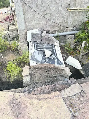 వైఎస్సార్‌ సీపీ శిలాఫలకం ధ్వంసం 