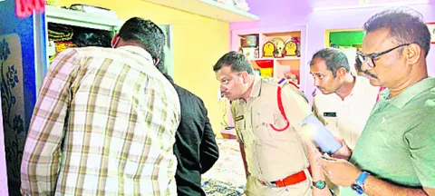 మూడు తులాల బంగారం చోరీ 
