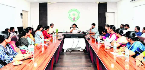 ఆత్మస్థైర్యంతో మహిళలు ముందుకు సాగాలి 