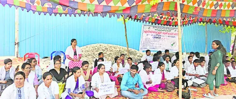 క్రమబద్ధీకరించాలని సీహెచ్‌ఓల ఆందోళన 