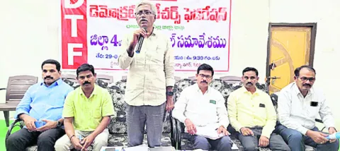సర్కారు బడులను బలోపేతం చేయాలి 