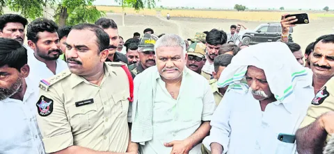 పోలీసుల అత్యుత్సాహం 