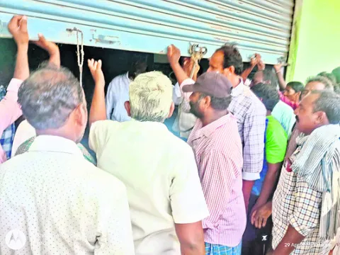 సొసైటీ చైర్మన్‌, సీఈఓ నిర్బంధం
