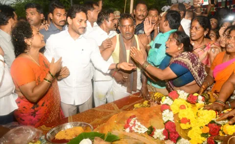 Jagan Pay Condolences to Simhachalam Victims Emotionally Console Family2