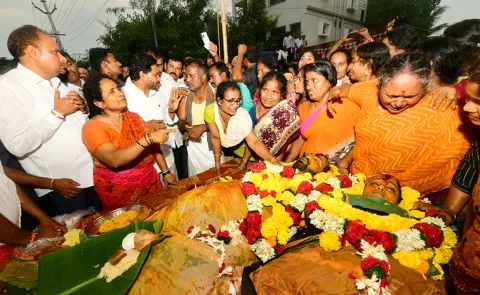 Jagan Pay Condolences to Simhachalam Victims Emotionally Console Family2