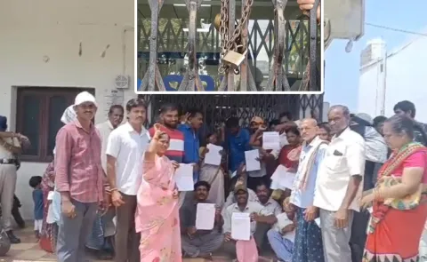 Account Holders Lock Sbi Bank In Rayaparthy Warangal