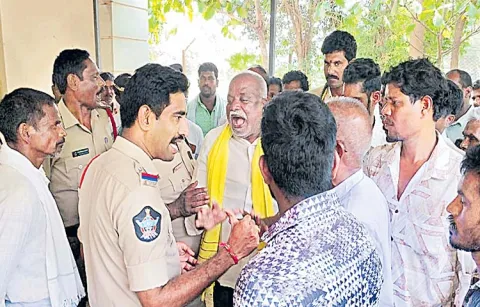 Tension at the police station due to the TDP leaders