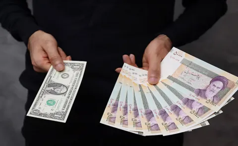 Iran currency falls to record low of 1043000 rials to 1 doller