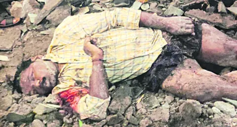 గోడ కూలి ఆర్టీసీ కండక్టర్‌ మృతి 