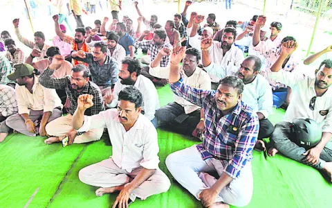 విద్యుత్‌ కాంట్రాక్ట్‌ కార్మికుల ధర్నా 