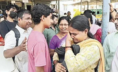JEE candidates miss exam over 2 minute delay: blame traffic snarls caused by Deputy CM convoy in Visakhapatnam