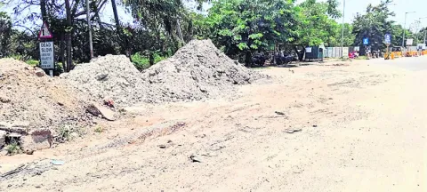 వాహన చోదకుల కంట్లో ఫ్లైయాష్‌ 