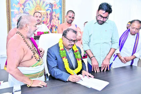 గుట్ట ఈఓగా వెంకట్రావ్‌ బాధ్యతల స్వీకరణ