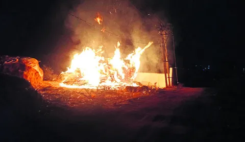 మంటల్లో గడ్డివాము బుగ్గి 