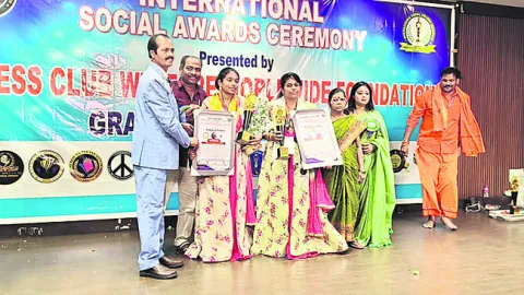 తల్లీ కుమార్తెలకు అవార్డులు 