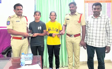 క్రీడాకారిణులకు ‘ఫేస్‌బుక్‌ మిత్రుల’ చేయూత