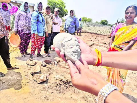 పురాతన విగ్రహం తల భాగం లభ్యం