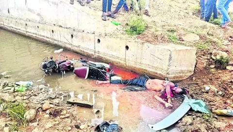 బైక్‌ను ఢీకొట్టిన కారు 