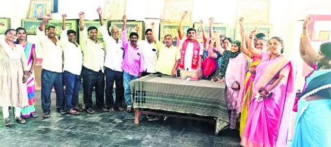 పెండింగ్‌ వేతనాలు విడుదల చేయాలి 