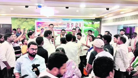రసాభాసగా కాంగ్రెస్‌ సమావేశం