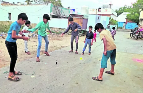 గిర గిర తిరగాలి బొంగరం..! 