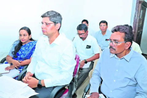 భూసమస్యలను పరిష్కరించాలి 