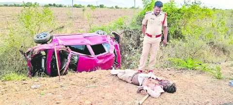 హైవేపై అదుపుతప్పిన కారు 