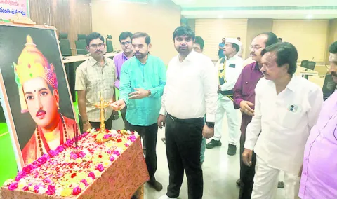 బసవేశ్వరుడి సేవలు మరువలేం
