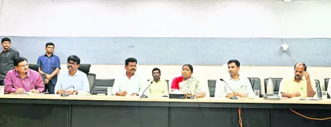 రైతులు ఆందోళన చెందొద్దు
