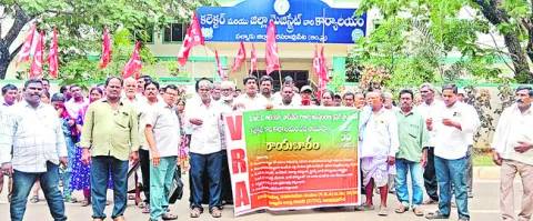 పస్తులతో చస్తున్నా.. పట్టించుకోరా..! 