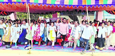 మూడో రోజూ  కొనసాగిన నిరసన
