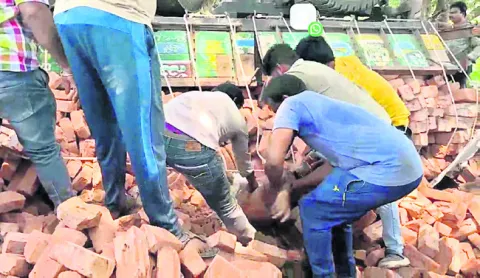 ఇటుకలు మీదపడి కార్మికుడి దుర్మరణం 