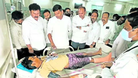 విమ్స్‌లో క్షతగాత్రుడికి పరామర్శ 