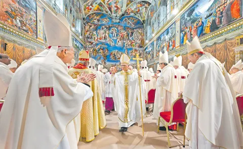 Pope Leo XIV greets the faithful and the world invoking peace 12