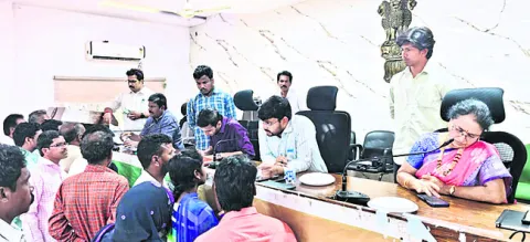 మీకోసంలో 55 వినతుల స్వీకరణ