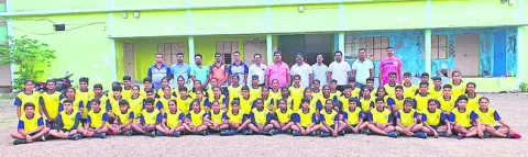 క్రీడాదుస్తులు పంపిణీ
