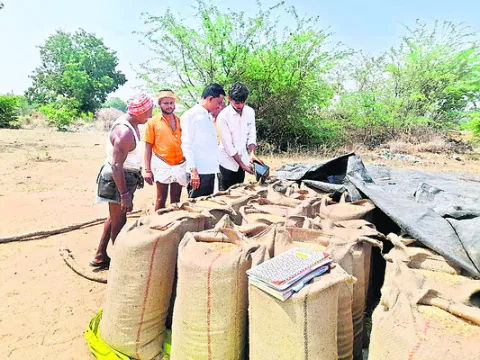 ధాన్యం కొనుగోలు కేంద్రాల పరిశీలన