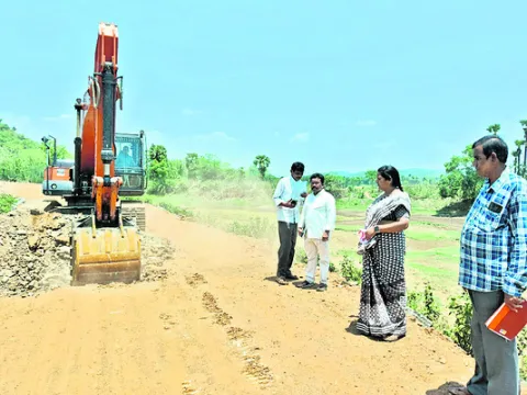 చెరువు గర్భంలో రోడ్డు తొలగింపు 