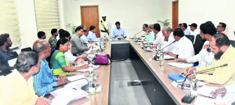 ఇందిరమ్మ ఇళ్ల పనులు పూర్తిచేయాలి 