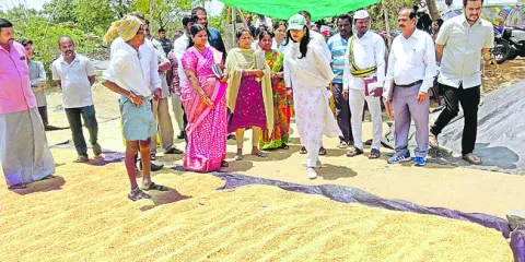 కొనుగోలు కేంద్రాల్లో ఇబ్బందులుండొద్దు