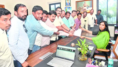 పత్రికా స్వేచ్ఛపై దాడి చేయడం తగదు