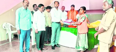 పారిశుద్ధ్య కార్మికుల సేవలు కీలకం