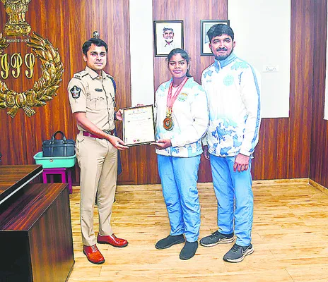 కిక్‌ బాక్సర్‌కు ఎస్పీ అభినందన 