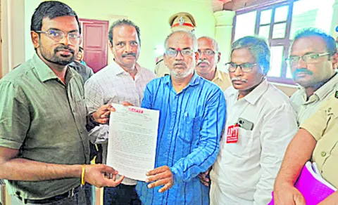 ప్రభుత్వ పాఠశాలల పరిరక్షణకు ఉద్యమిద్దాం 