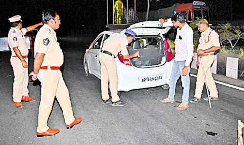 అనుమానితులు కనబడితే సమాచారం ఇవ్వండి 