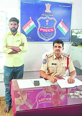 పోలీసులకే చుక్కలు చూపించాడు 