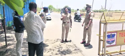 సరిహద్దు చెక్‌పోస్ట్‌ తనిఖీ చేసిన ఎస్పీ 
