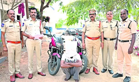 బైక్‌ చోరీల కేసులో నిందితుడి అరెస్టు