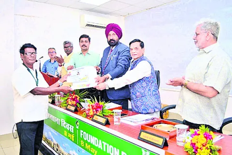 గురండి ఆదర్శ రైతుకు కిసాన్‌ అవార్డు ప్రదానం