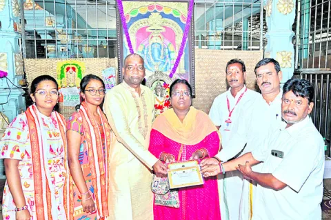 అన్నదానం, గోసంరక్షణ ట్రస్టులకు విరాళాలు  
